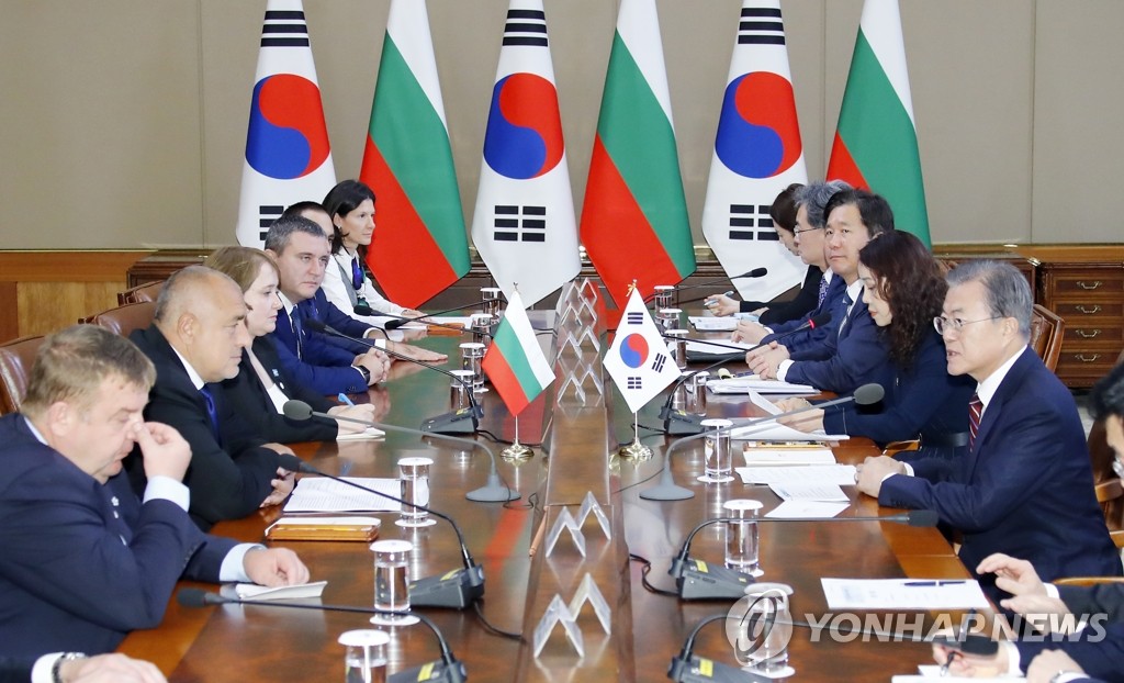 South Korean President Moon Jae-in (R) holds talks with Bulgarian Prime Minister Boyko Borissov (2nd from L) at Cheong Wa Dae in Seoul on Sept. 27, 2019. (Yonhap)