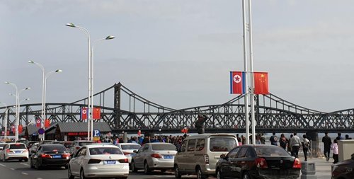 中朝国境を流れる鴨緑江沿いに掲げられた北朝鮮と中国の国旗（資料写真）＝（聯合ニュース）