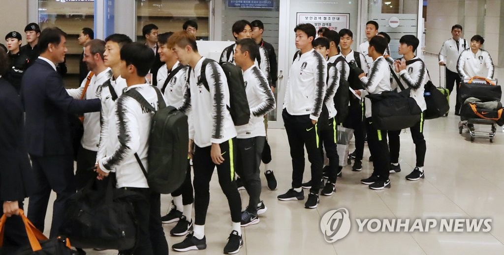 Members of the South Korean men's national football team arrive at Incheon International Airport on Oct. 17, 2019, after playing North Korea in a World Cup qualifying match in Pyongyang. (Yonhap)
