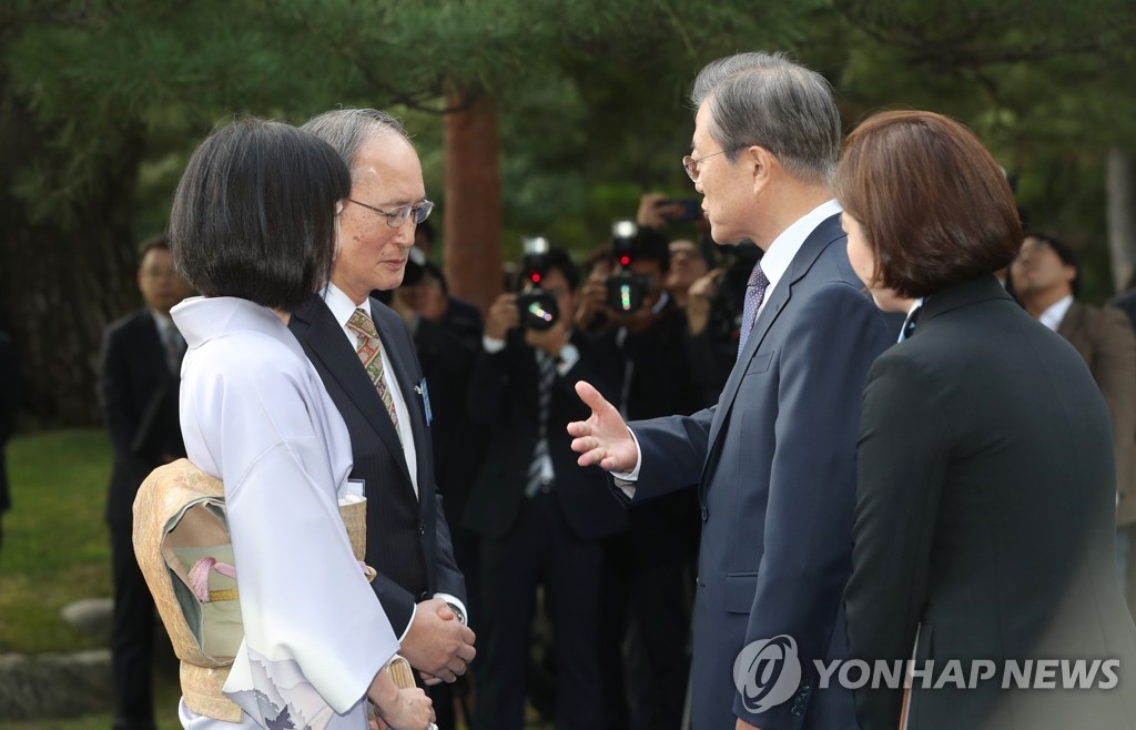 South Korean President Moon Jae-in talks with Japanese Ambassador Yasumasa Nakamine (2nd from R) during a Cheong Wa Dae garden reception in Seoul on Oct. 18, 2019. (Yonhap)