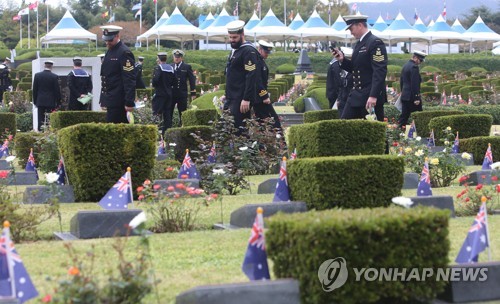 This file photo, taken Oct. 24, 2019, shows Australian service members visiting the U.N. Memorial Cemetery in Korea in Busan, 320 kilometers southeast of Seoul. (Yonhap)