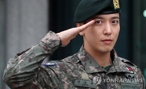 Jung Yong-hwa acaba su servicio militar