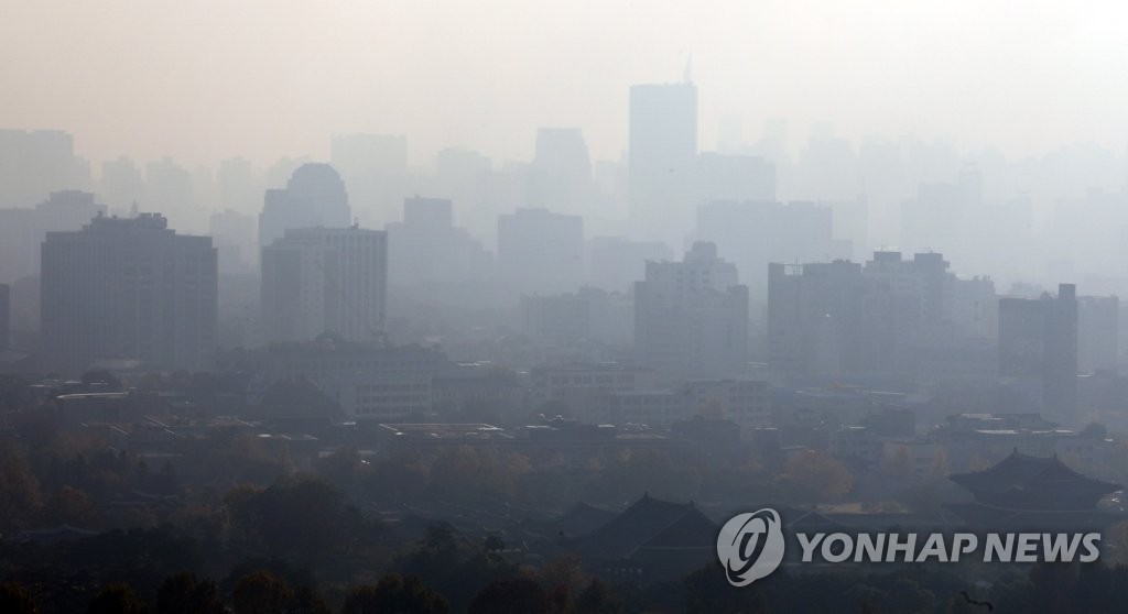 This file photo shows Seoul surrounded by fine dust. (Yonhap)