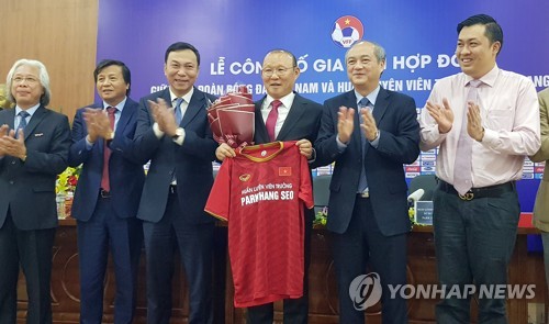 (LEAD) Football : Park Hang-seo continuera à entraîner l'équipe vietnamienne