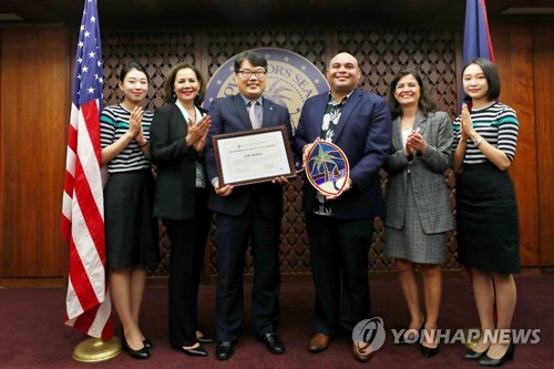 Air Seoul recibe una placa de agradecimiento de Guam