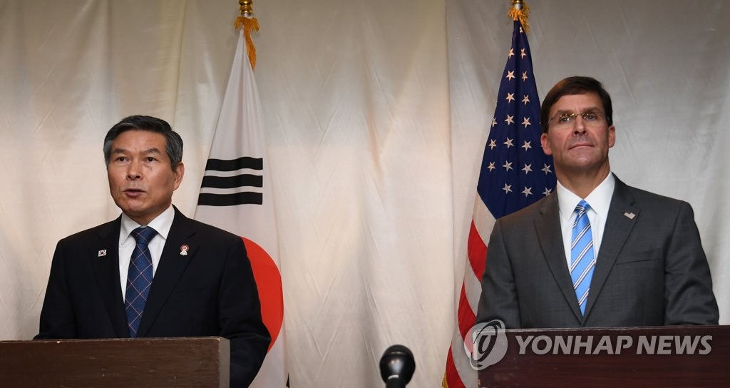 This file photo shows South Korean Defense Minister Jeong Kyeong-doo (L) and U.S. Defense Secretary Mark Esper at a joint press conference in Bangkok, Thailand, on Nov. 17, 2019. (Yonhap)