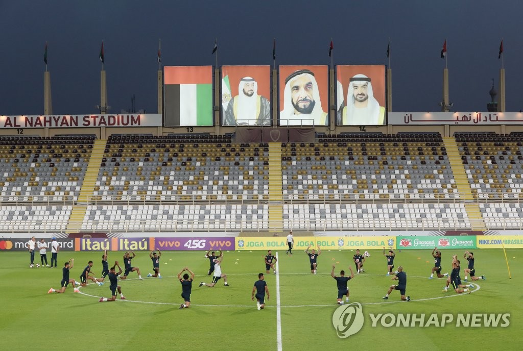 Members of the Brazilian men's football team train at Al Nahyan Stadium in Abu Dhabi on Nov. 16, 2019, in preparation for a friendly match against South Korea. (Yonhap)