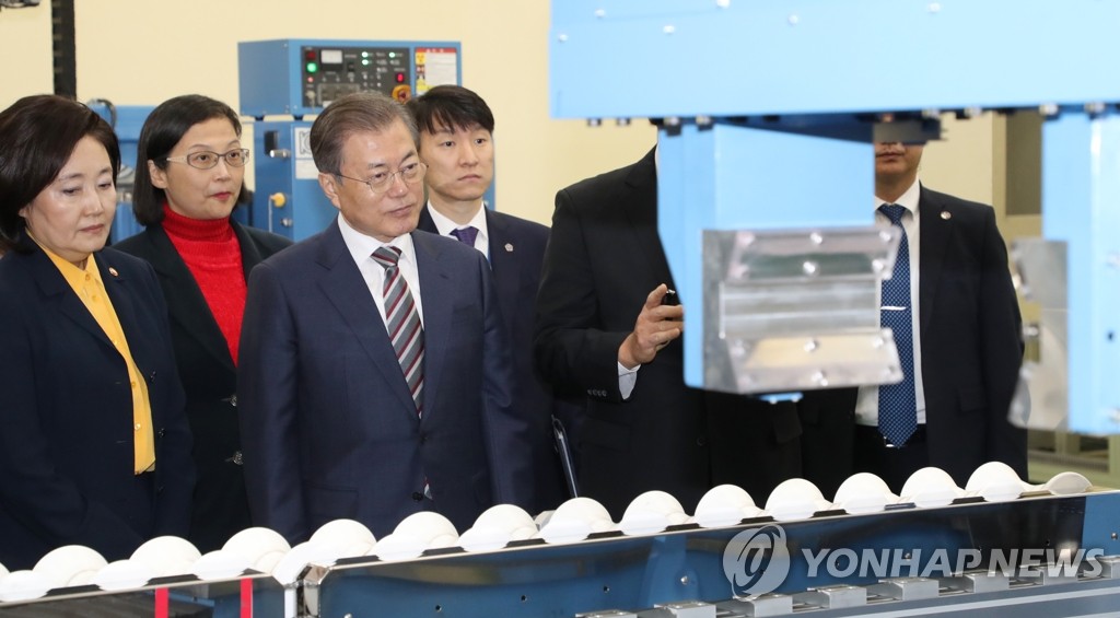 President Moon Jae-in (C) visits a silicon wafer plant of MEMC Korea Co. in Cheonan, South Chungcheong Province, on Nov. 22, 2019. (Yonhap)