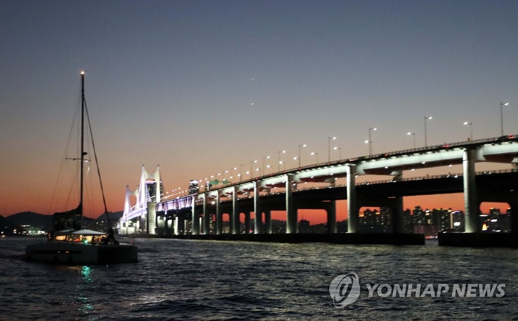 요트 타고 부산 광안대교 야경 투어