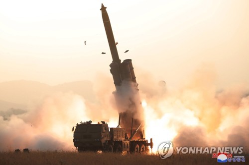 北 "어제 초대형 방사포 연발시험사격…김정은 대만족"