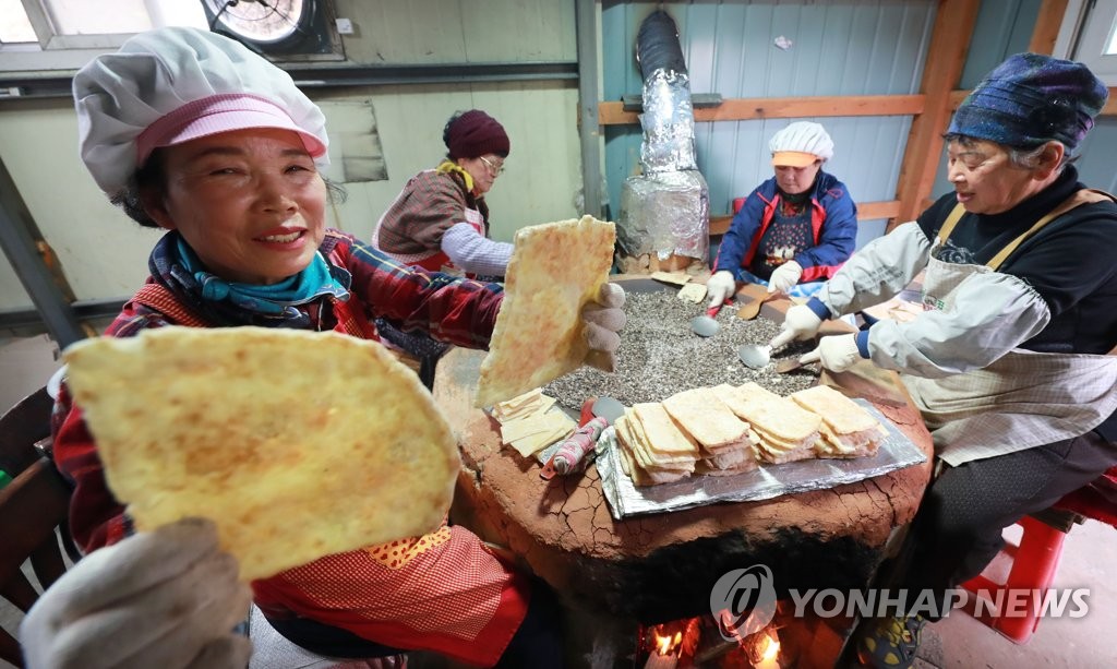 자갈에 굽는 전통 한과 맛보세요 | 연합뉴스