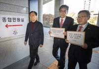 민원실 향하는 곽상도, 정태옥 의원