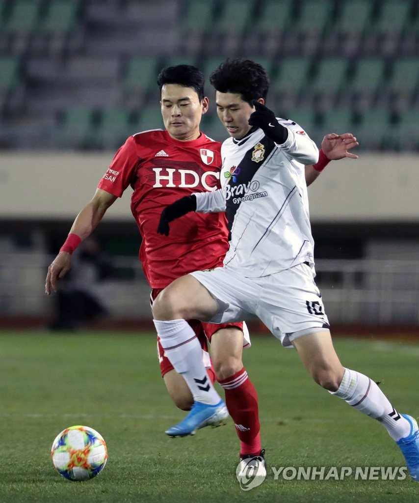 Gyeongnam FC forward rushes past defender | Yonhap News Agency