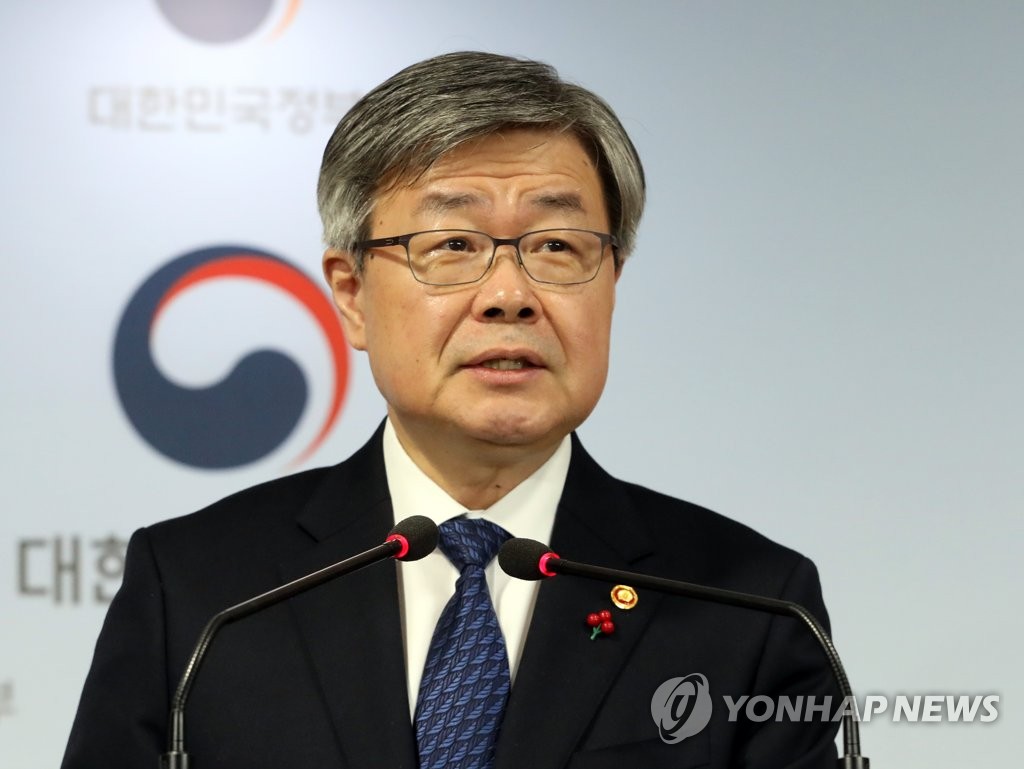 Le ministre du Travail Lee Jae-kap annonce des mesures complémentaires du système de travail de 52 heures le mercredi 11 décembre 2019 au complexe gouvernemental de Séoul.