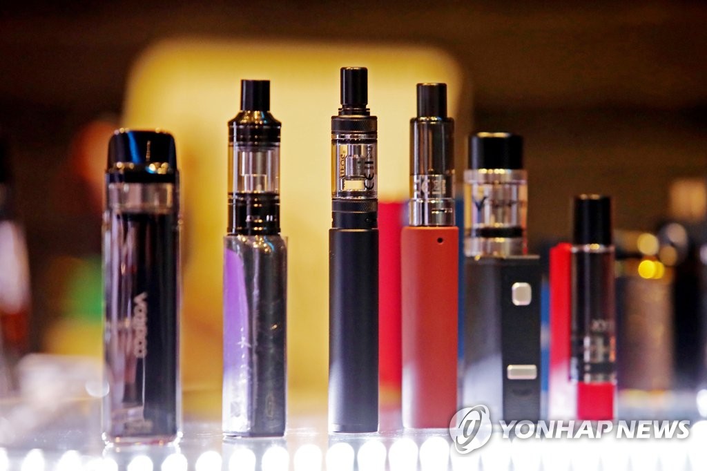 지난 2019년 12월 서울 시내의 한 전자담배 가게에 액상형 전자담배가 진열돼있는 모습 [연합뉴스 자료사진]