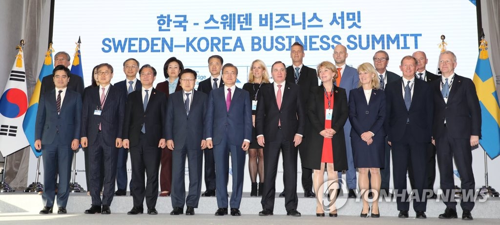 Participants in a Sweden-South Korea Business Summit pose for commemorative photos at a Seoul hotel on Dec. 18, 2019. (Yonhap) 