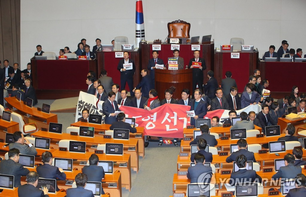 국회 본회의장 점거한 한국당