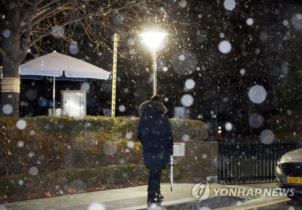 This photo, taken on Dec. 31, 2019, shows snow falling in Seoul. (Yonhap)