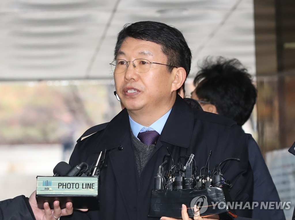 Former Korea Coast Guard chief Kim Suk-kyoon speaks to reporters ahead of attending an arrest warrant hearing at the Seoul Central District Court on Jan. 8, 2020. (Yonhap)