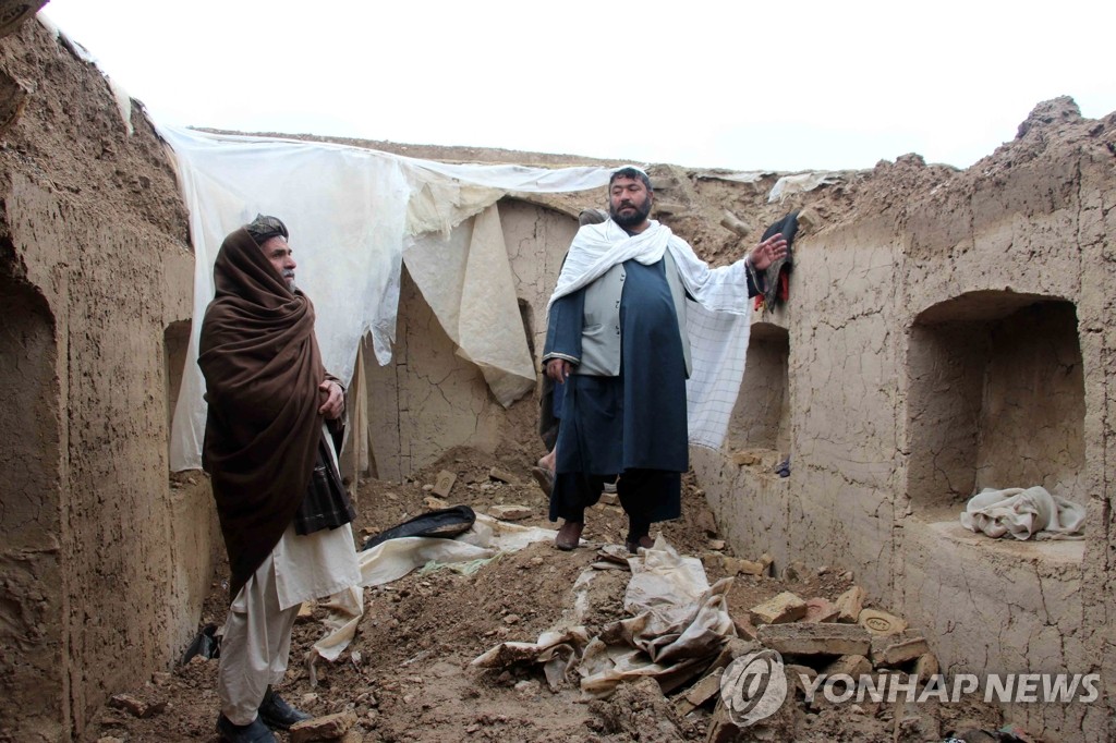 아프간 홍수로 무너진 집