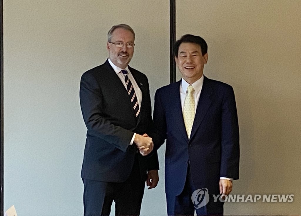 This photo, provided by South Korea's foreign ministry, shows Jeong Eun-bo (R), Seoul's chief negotiator, shaking hands with his U.S. counterpart, James DeHart, during their sixth round of talks in Washington on Jan. 14, 2020. (Yonhap)