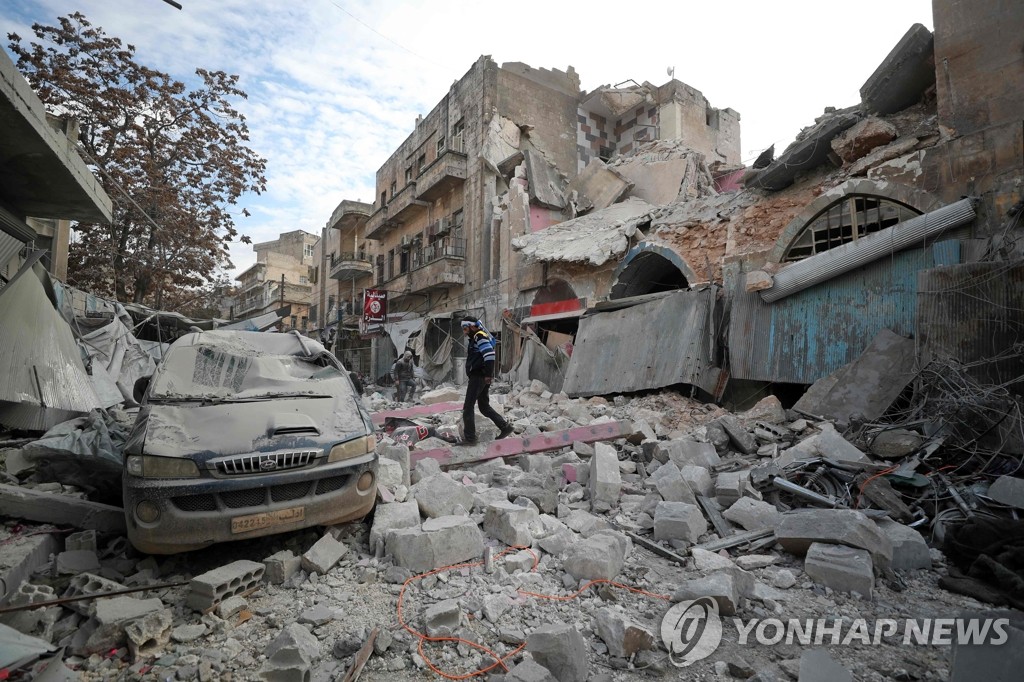 시리아 정부군 공습에 파괴된 이들립지역 건물