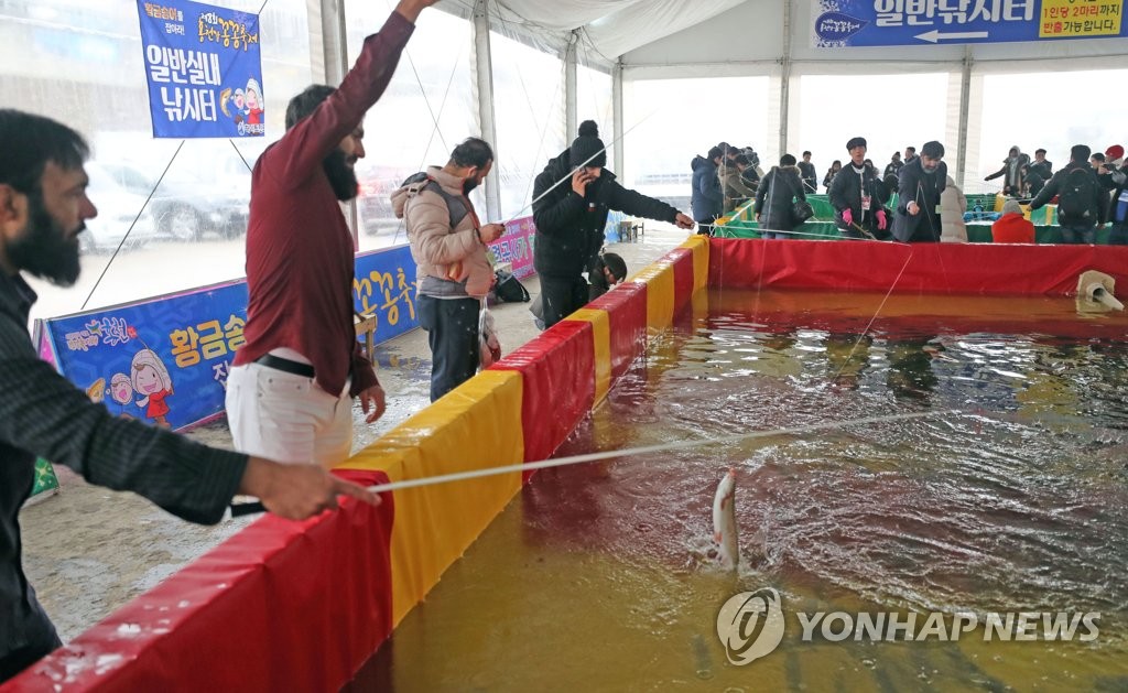 홍천강 꽁꽁축제 찾은 외국 관광객
