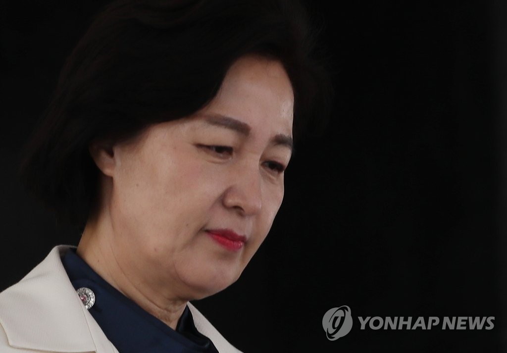정부서울청사 나서는 추미애 장관