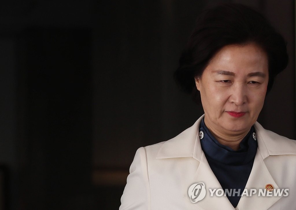 법무부 검찰 중간간부 인사, 청사 나서는 추미애