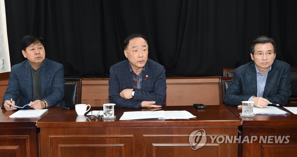 Finance Minister Hong Nam-ki (C) speaks during an emergency meeting over economic fallout from the spread of the China coronavirus in Seou, Jan. 27, 2020. (Yonhap)