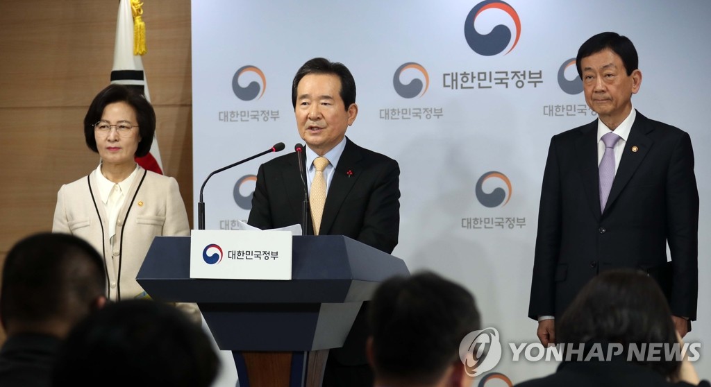 Prime Minister Chung Sye-kyun (C) announces the government's follow-ups to support the passage of key prosecution reform bills at the government complex building in Seoul on Jan. 31, 2020. (Yonhap)