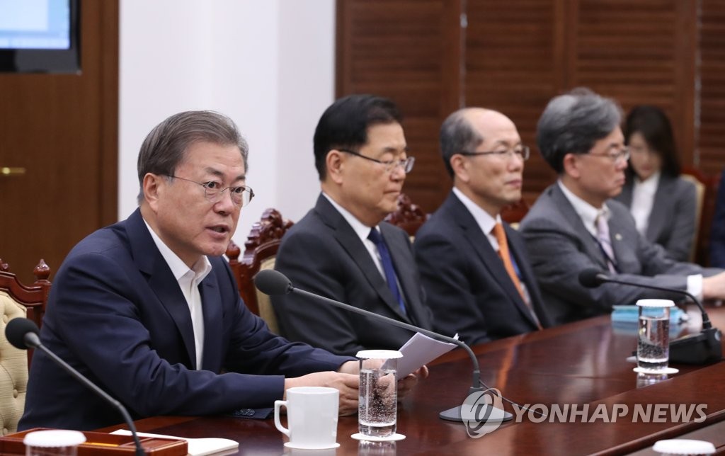 President Moon Jae-in (L) speaks at a Cheong Wa Dae meeting with his senior aides on Feb. 3, 2020. (Yonhap)