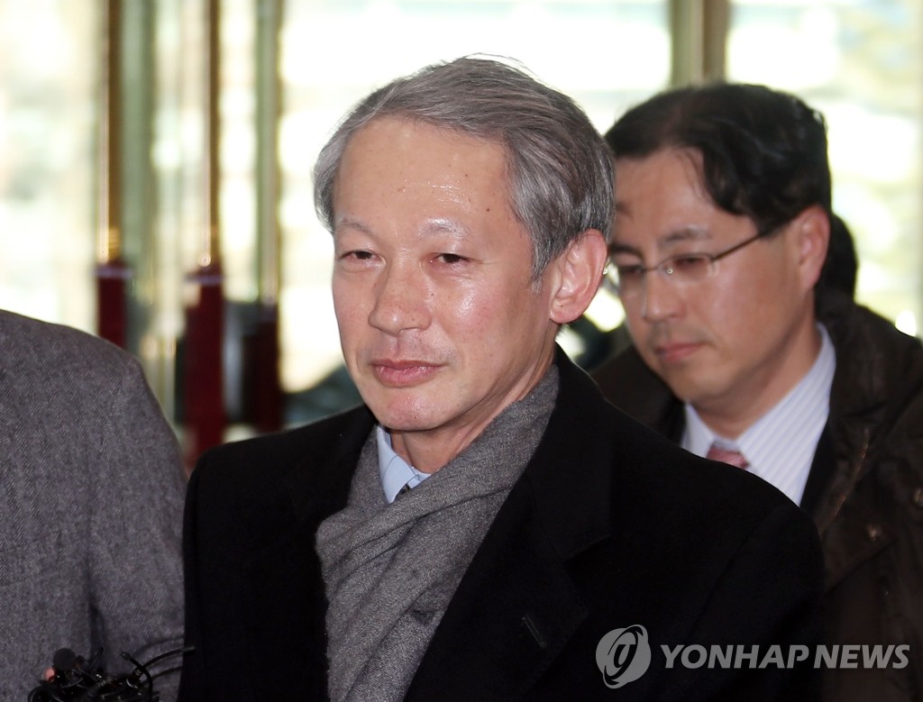 外交部に入る滝崎成樹氏＝６日、ソウル（聯合ニュース）