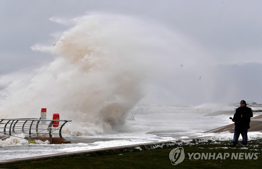 태풍 '키어라' 강타한 영국 해변