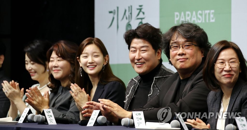 In this file photo, Bong Joon-ho (2nd from R), director of the Oscar-winning Korean film "Parasite," and the film's producer Kwak Sin-ae (far R), alongside the actors who star in the film -- (from far L to 4th from L) Jang Hye-jin, Lee Jung-eun, Park So-dam and Song Kang-ho -- attend a press conference at a Seoul hotel on Feb. 19, 2020. (Yonhap)