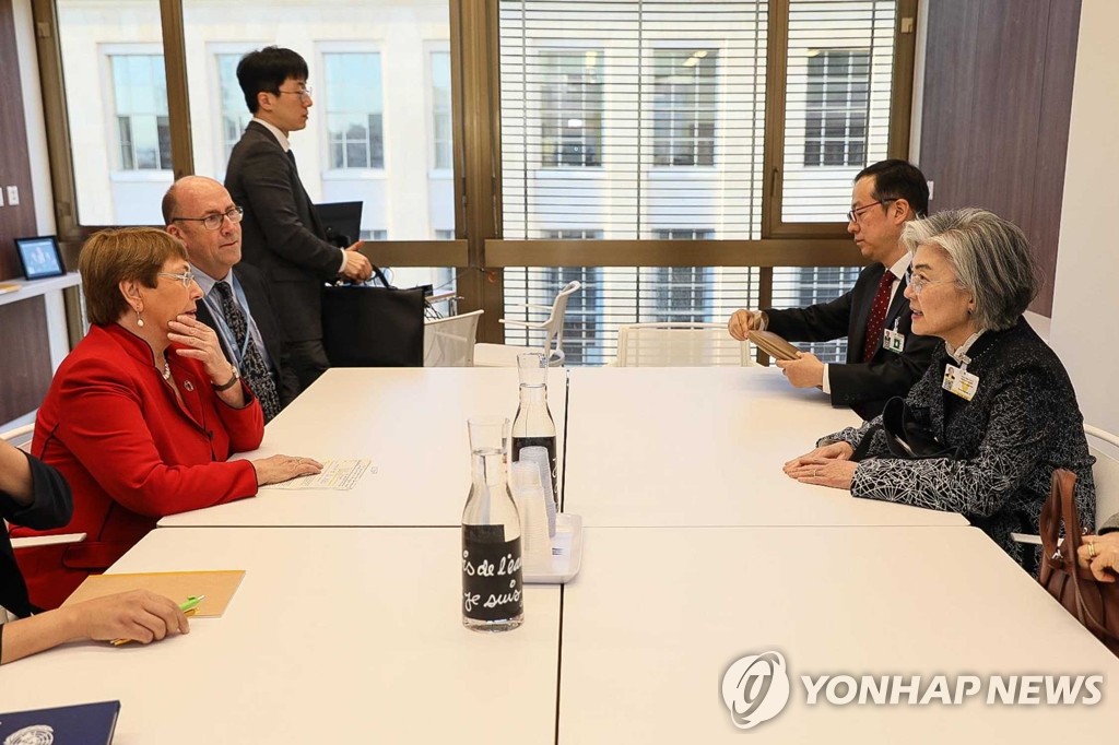 While in Geneva, FM urges resumption of U.S.-North Korea talks