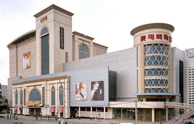 This photo taken on Feb. 25, 2020, and provided by Lotte Shopping shows a Lotte Department Store chain that houses a Lotte Mart outlet in Busan, 450 kilometers south of Seoul. (PHOTO NOT FOR SALE) (Yonhap) 