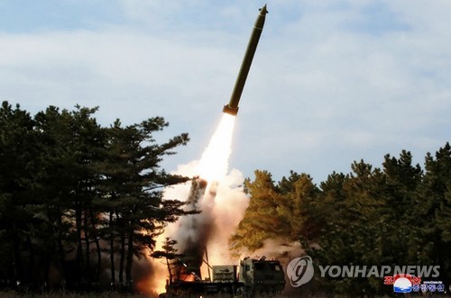 김정은 북한 국무위원장이 전선 장거리포병구분대의 화력타격훈련을 지도했다고 조선중앙통신이 2020년 3월 3일 보도하며 공개한 방사포 발사 장면 [조선중앙통신 홈페이지 캡처. 재판매 및 DB금지]