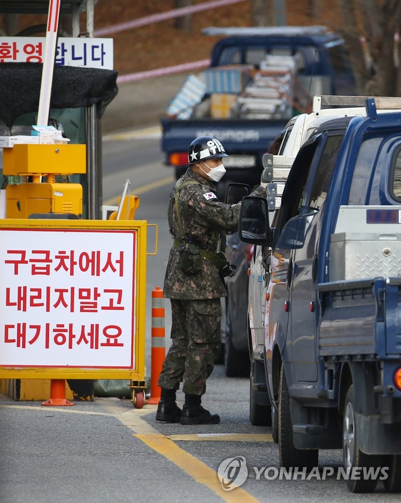A military police officer checks the entry of vehicles into an Army hospital in the southeastern city of Gyeongsan on March 3, 2020. The hospital was asked to make preparations to house people infected with the new coronavirus from March 5. (Yonhap)