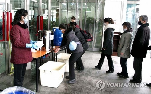 '초특급 방역' 나선 북한…평양 시민 마스크 착용 의무화