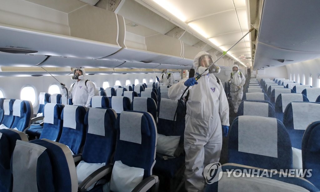 ４日に実施された大韓航空機内の消毒作業の様子＝（聯合ニュース）