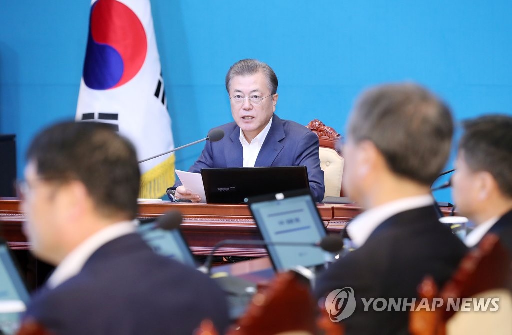 This file photo shows President Moon Jae-in (back). (Yonhap)