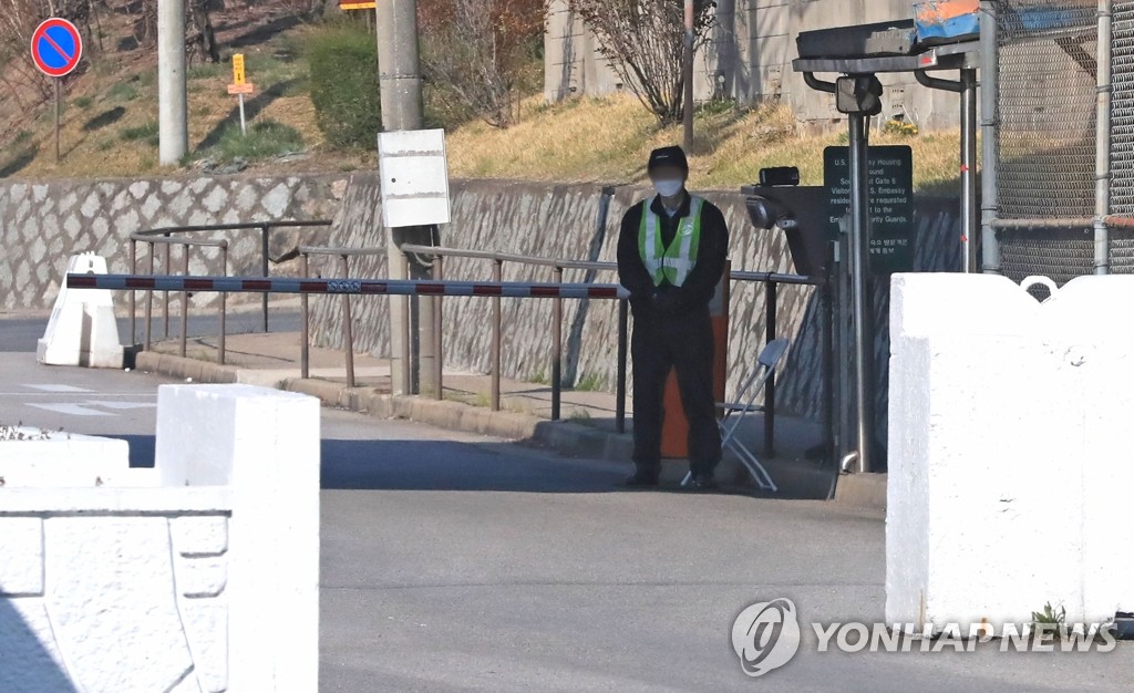 In this file photo, taken on March 31, 2020, an employee of the U.S. Forces Korea (USFK) is on duty at the entrance of the U.S. Army's Yongsan Garrison in Seoul. (Yonhap)