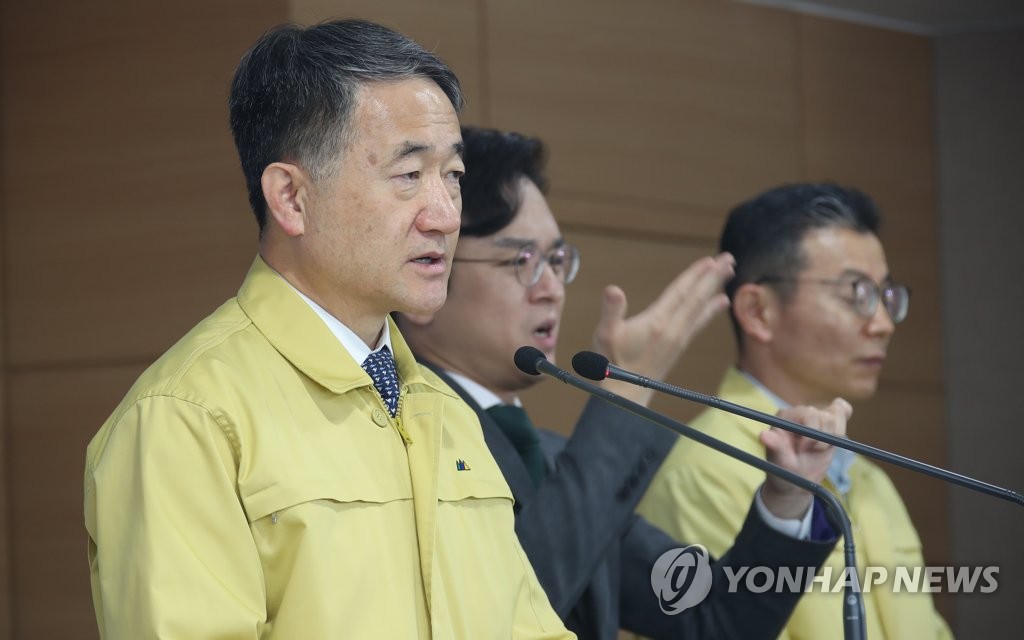 고강도 사회적 거리두기 연장 발표하는 박능후 장관