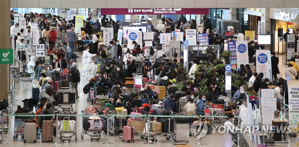People arrive from abroad at Incheon International Airport, west of Seoul, on April 9, 2020, amid the coronavirus pandemic. (Yonhap)