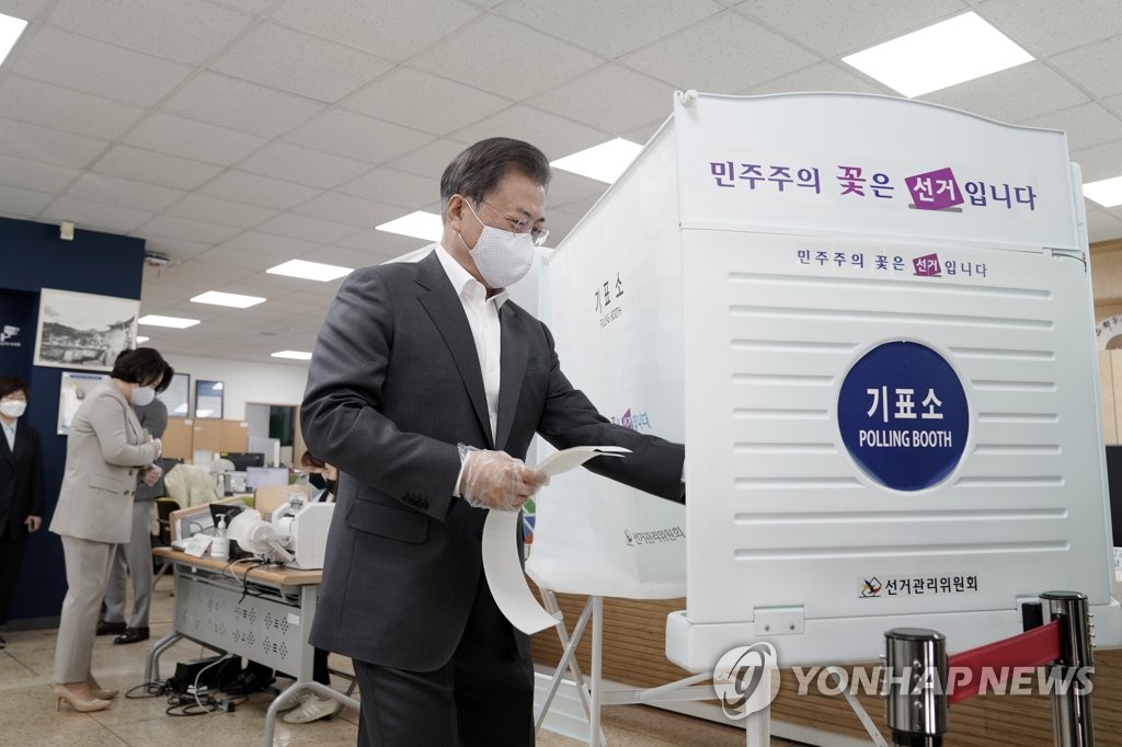 This file photo, from April 10, 2020, shows President Moon Jae-in casting his ballot in early voting for the April 15 general elections. (Yonhap)