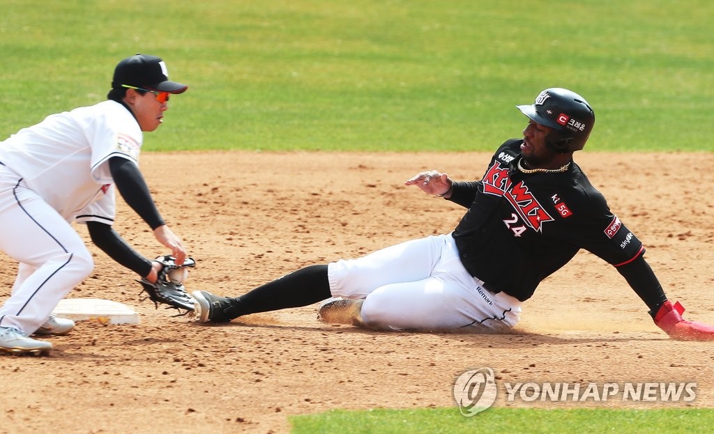 In this file photo from April 12, 2020, Mel Rojas Jr. (R) of the KT Wiz steals second base during an intrasquad game at KT Wiz Park in Suwon, 45 kilometers south of Seoul. (Yonhap)