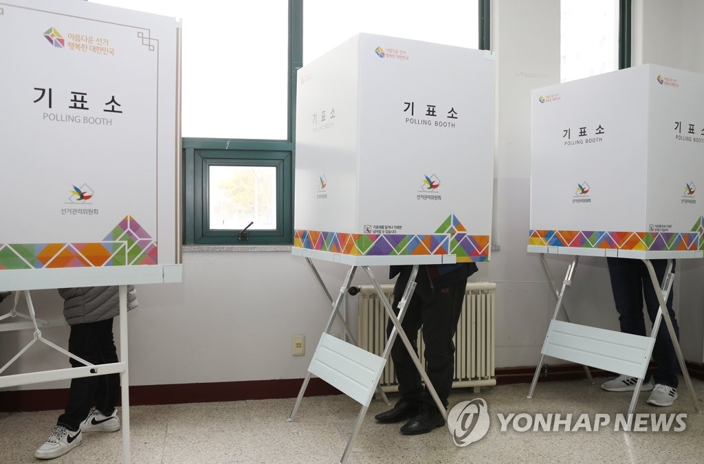 Voters cast ballots for general elections at a polling station in the southwestern city of Jeonju on April 15, 2020. (Yonhap) 