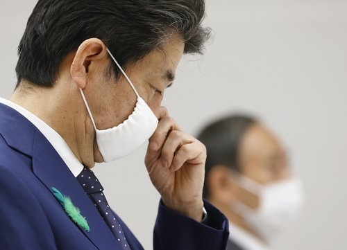 아베 일본 총리, 의료 물자 증산 요청 화상회의