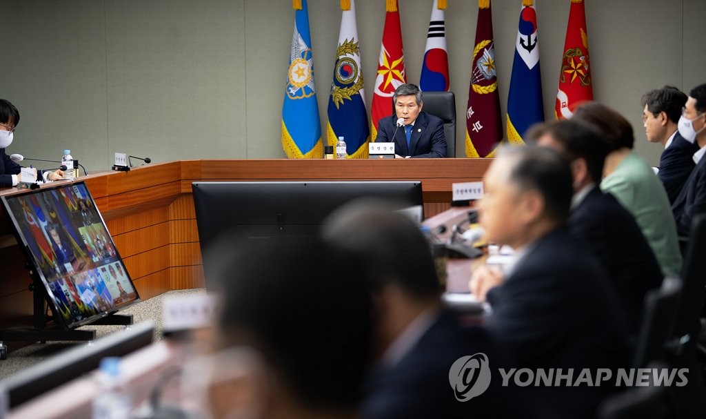 In this file photo, taken April 17, 2020, and released by the defense ministry, Defense Minister Jeong Kyeong-doo (rear) speaks during a videoconference with top military commanders at the ministry in Seoul. (PHOTO NOT FOR SALE) (Yonhap)